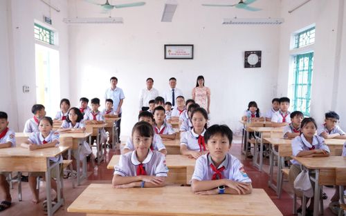 Học sinh trở về lớp học nghe phổ biến quy định học tập