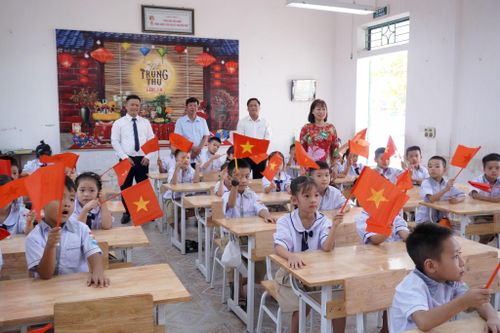 Sau lễ khai giảng, học sinh lớp 1 trở về lớp học gặp gỡ và nghe thầy cô giáo chủ nhiệm phổ biến nội quy học tập