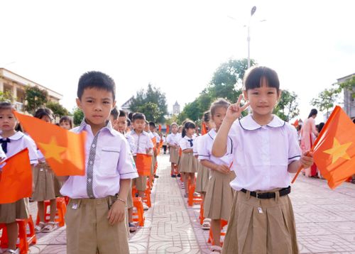 Học sinh phấn khởi chào đón lễ khai giảng