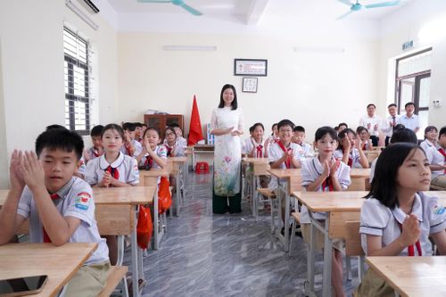 Học sinh trở về lớp học nghe phổ biến quy định học tập