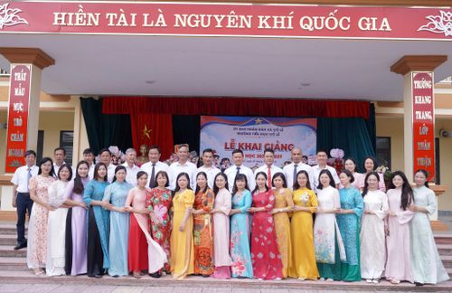 Tập thể cán bộ, giáo viên và nhân viên Trường Tiểu học Cổ Lễ chụp ảnh lưu niệm ngày khai giảng năm học 2026 - 2027