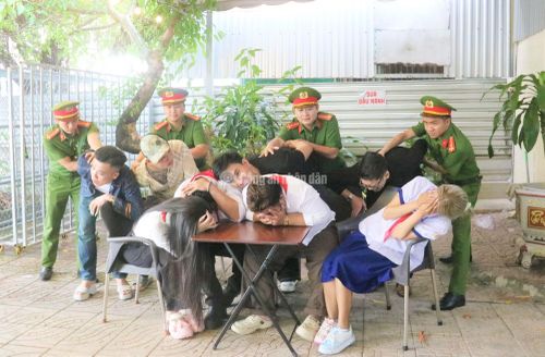 Một phân cảnh trong video clip “Chill mà không chill”, tái hiện tình huống cơ quan Công an kịp thời khống chế, xử lý các đối tượng vi phạm.