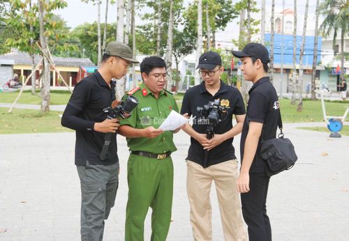 Thượng tá Trần Trường Giang và Đại úy Mã Quốc Quang trao đổi, hướng dẫn nhóm ê kíp thực hiện các phân cảnh trong video.