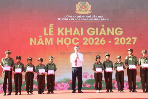 Đồng chí Trương Cảnh Tuyên, Phó Bí thư Thành ủy, Chủ tịch UBND TP Cần Thơ trao 10 suất học bổng tặng các em học sinh có hoàn cảnh khó khăn của Trường Văn hóa CAND III.