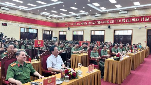 Lãnh đạo Công an TP Hồ Chí Minh và các đại biểu dự lễ khai giảng.