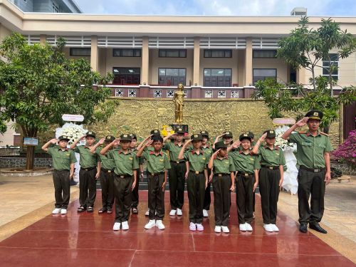 Giáo viên và học sinh chụp hình tại Tượng đài Anh hùng liệt sĩ Võ Thị Sáu trong khuôn viên trường.