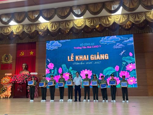 Đại diện Nhà xuất bản Giáo dục Việt Nam trao tặng sách giáo khoa cho học sinh.
