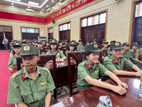 Học sinh vui mừng dự Lễ khai giảng.
