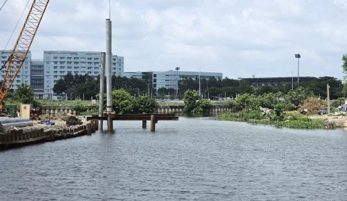 Rạch Xuyên Tâm đoạn chảy ngang cầu Đỏ.