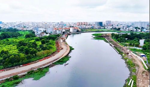 Một đoạn kênh Tham Lương- Bến Cát- Rạch Nước Lên đang được cải tạo.