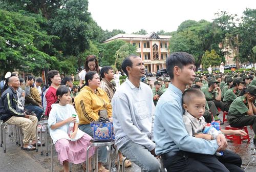 Nhiều phụ huynh đến trường chia sẻ niềm vui ngày khai giảng cùng các con.