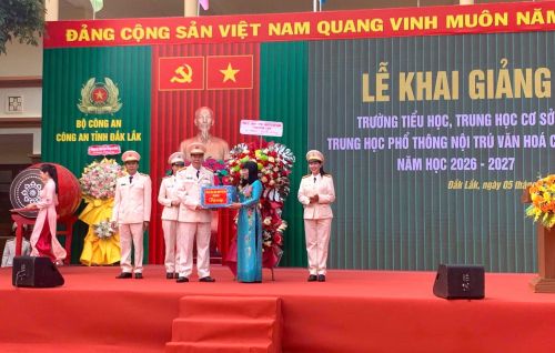Phó Chủ tịch Thường trực UBND tỉnh Đắk Lắk tặng hoa, trao quà cho thầy cô và trò tại buổi lễ.