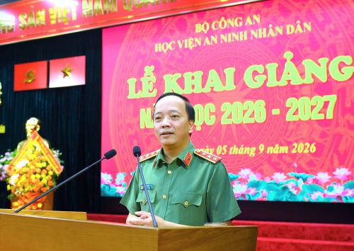 Thứ trưởng Đặng Hồng Đức phát biểu tại lễ khai giảng năm học mới.