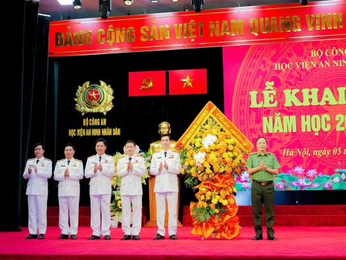 Thứ trưởng Đặng Hồng Đức tặng hoa chúc mừng Học viện ANND tại Lễ khai giảng năm học mới. Ảnh: Danh Vỵ.