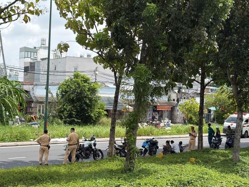 Lực lượng chức năng bảo vệ hiện trường, tiến hành điều tra, làm rõ vụ việc.