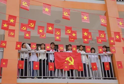 Học sinh Trường Phổ thông nội trú Tiểu học và Trung học cơ sở Sam Mứn hân hoan chào đón năm học mới ở ngôi trường mới. (Ảnh: Xuân Tư/TTXVN).