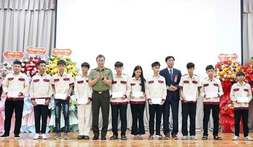  Thiếu tướng Phạm Kim Đĩnh và đại diện nhà trường trao 10 suất học bổng cho các HSSV có hoàn cảnh khó khăn. 