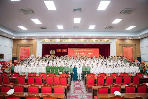 Các đại biểu tham dự lễ khai giảng.