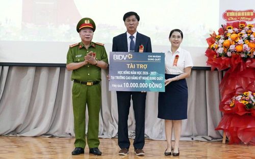  Ngân hàng BIDV chi nhánh Dung Quất tài trợ 10 triệu đồng học bổng cho nhà trường. 