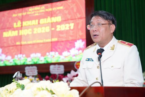 Thiếu tướng Lê Minh Thảo trình bày diễn văn khai giảng.
