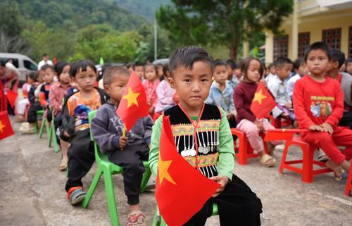Các học sinh vùng cao trang phục dân tộc mừng ngày tựu trường.