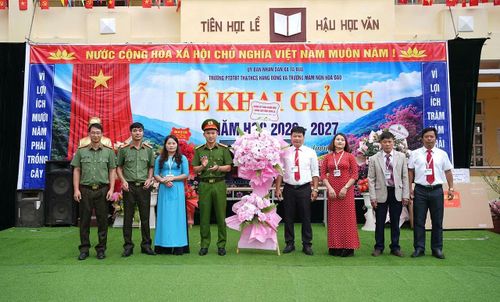 Ban Giám đốc Công an tỉnh Sơn La chúc mừng thầy và trò nhà trường.