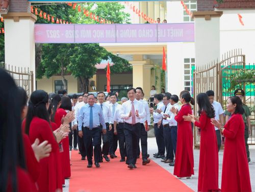 Ủy viên Bộ Chính trị, Bí thư Trung ương Đảng, Trưởng Ban Tổ chức Trung ương Nguyễn Duy Ngọc cùng các đồng chí lãnh đạo Trung ương và thành phố Hà Nội đến tham dự Lễ khánh thành Trường Tiểu học, THCS và THPT Minh Châu, khai giảng năm học 2026-2027 tại xã Minh Châu.
