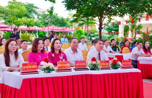 Phó Chủ tịch UBND thành phố Nguyễn Xuân Lưu và các đại biểu dự lễ khai giảng. Ảnh: Hồng Thái