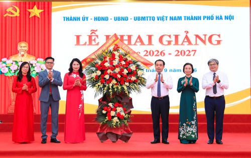 Đồng chí Trần Đức Thắng, Ủy viên Bộ Chính trị, Bí thư Thành ủy, Trưởng Đoàn đại biểu Quốc hội thành phố Hà Nội, cùng các đồng chí lãnh đạo của thành phố chúc mừng ngày hội khai trường của thầy trò THCS Trần Duy Hưng. Ảnh: HNM
