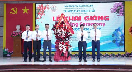 Phó Chủ tịch UBND thành phố Hà Nội Bùi Duy Cường chúc mừng Trường THPT Thạch Thất.