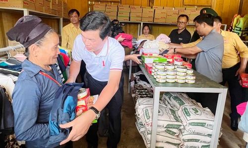 Ông Nguyễn Đình Hùng, Phó Chủ tịch Thường trực Ủy ban Mặt trận Tổ quốc Việt Nam tỉnh Nghệ An tặng quà cho bà con nhân dân. Ảnh: Quốc Huy