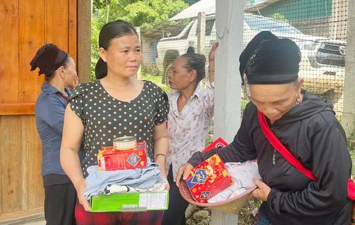Bà con nhân dân phấn khởi nhận quà từ Ban tổ chức chương trình. Ảnh: Quốc Huy