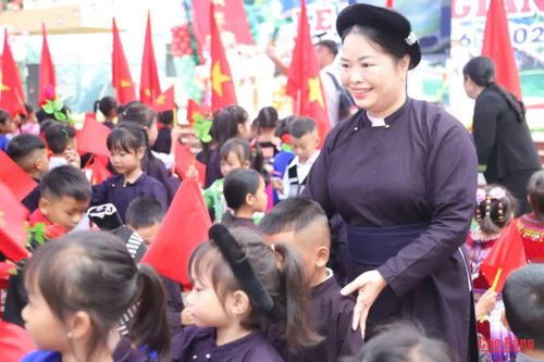 Niềm vui của các thầy cô giáo đồng hành cùng học sinh trong những ngày đầu tiên tại ngôi trường mới.