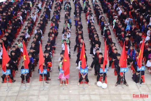 Giữa sắc đỏ của Quốc kỳ và sắc màu trang phục truyền thống, học sinh các dân tộc Cao Bằng cùng hòa chung niềm vui ngày khai giảng.