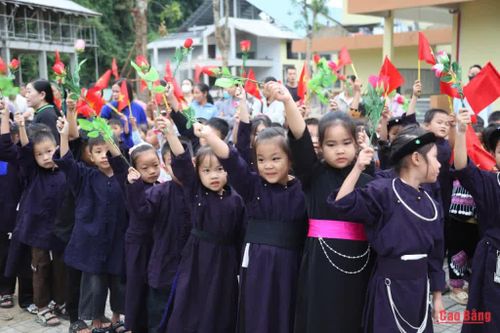 Những sắc màu trang phục dân tộc góp thêm nét đẹp cho ngày khai giảng ở vùng biên Cao Bằng.