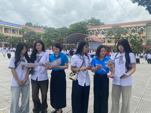 Cán bộ BHXH tỉnh tuyên truyền tại Trường THPT Thành phố.