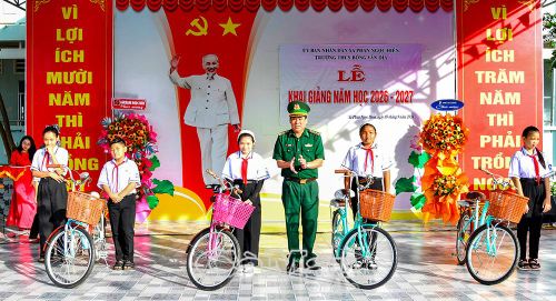  Đại tá Hà Văn Thanh, Chỉ huy trưởng Bộ đội Biên phòng Cà Mau, trao học bổng và xe đạp cho học sinh Trường THCS Bông Văn Dĩa (Xã Phan Ngọc Hiển).