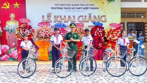 Đại tá Lê Đình Sơn, Phó Chỉ huy trưởng, Tham mưu trưởng Bộ đội Biên phòng Cà Mau, trao học bổng cho học sinh Trường THCS và THPT Hiệp Thành (phường Hiệp Thành).
