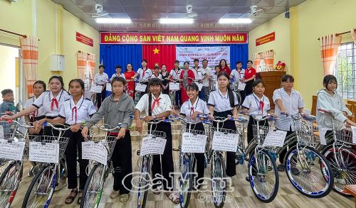 Đại diện các đơn vị trao xe đạp cho học sinh thiếu phương tiện đến trường tại xã Cái Đôi Vàm.