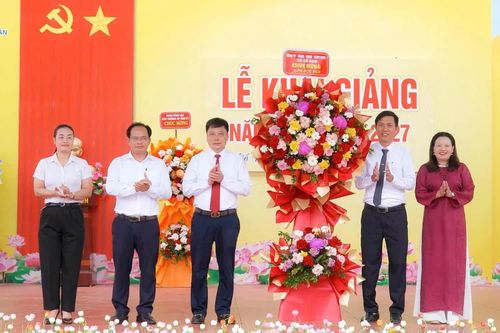Đại diện lãnh đạo tỉnh và xã Cổ Đạm tặng hoa chúc mừng Trường THCS Nguyễn Xí