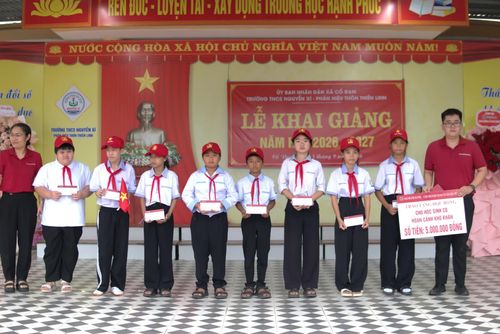 Học sinh Trường THCS Nguyễn Xí - Phân hiệu thôn Thiên Linh vui mừng đón nhận những phần quà trong ngày khai giảng
