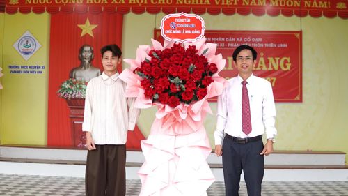 Trung tâm lập trình CodeLab trao lẵng hoa chúc mừng Trường THCS Nguyễn Xí nhân dịp khai giảng năm học 2026-2027