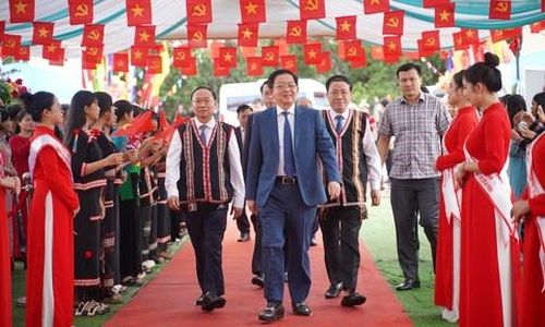 Phó Thủ tướng Chính phủ Hồ Quốc Dũng dự và chung vui cùng thầy, trò nhà trường.