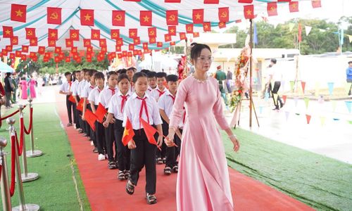 Cô trò trường Ia Púch dự Lễ khai giảng.