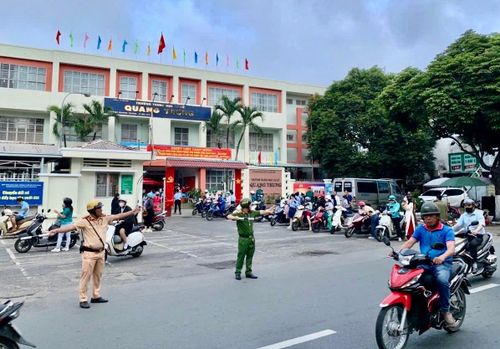 Giữ trật tự an toàn giao thông trước các cổng trường 
