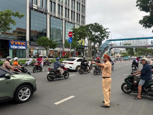 CBCS Phòng CSGT làm nhiệm vụ điều tiết, phân luồng giao thông tại các khu vực có diễn biến giao thông phức tạp, bảo đảm đường tới trường của phụ huynh, học sinh luôn thông thoáng và an toàn 