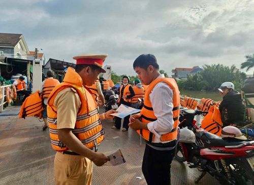 Lực lượng Cảnh sát đường thuỷ phát cẩm nang giao thông an toàn cho học sinh trong ngày tựu trường 