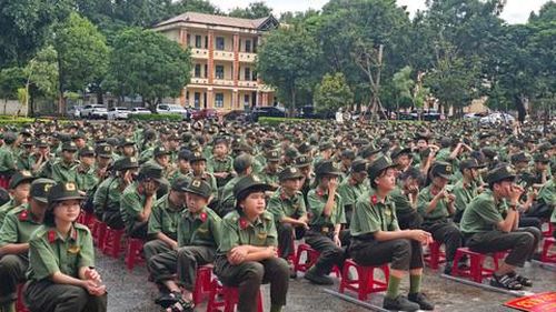 Hơn 1.000 học sinh liên cấp (Tiều học, THCS, THPT) Trường Văn hoá CAND II tại Đắk Lắk được thầy cô hướng dẫn, tề tựu đông đủ trong ngày khai giảng 