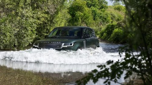 Range Rover Electric duy trì khả năng vượt địa hình. Ảnh: Lange Rover.