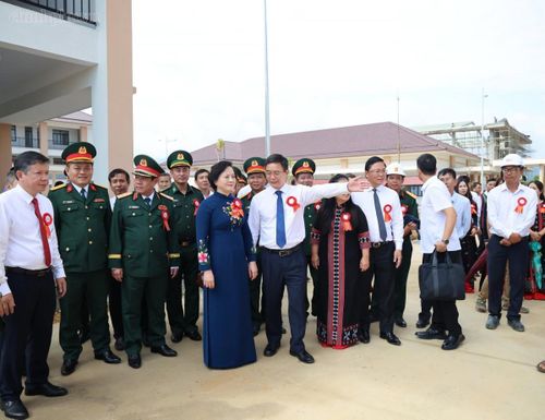 Phó Thủ tướng thăm các hạng mục công trình của trường. Ảnh: Chinhphu.vn